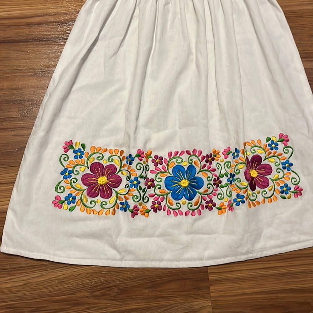 White dress - Picture 5 of 5